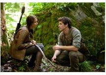 Igre gladi Jennifer Lawrence kao Katniss i Liam Hemsworth dok Gale sjedi u Woodsu razgovarajući 8 x 10 fotografija