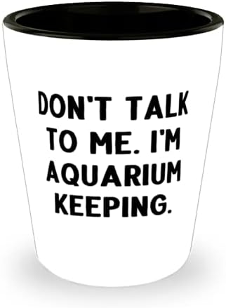 Sjajni akvarij koji drži čašu, nemojte razgovarati sa mnom. Ja sam akvarij, za prijatelje, prisutan iz, keramičke šalice