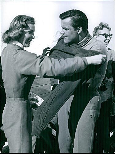 Vintage fotografija Hedwig Fischera, supruga koja pomaže Toniju Saileru da stavi svoj džemper. 1959.